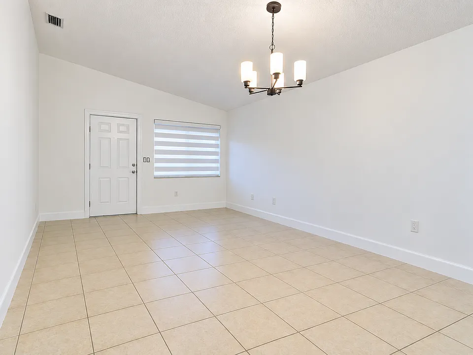2886 W 74th Pl