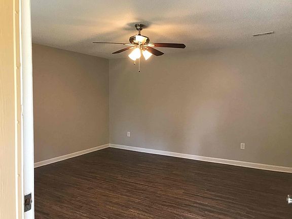 5th image of 320 Sprucewood Dr