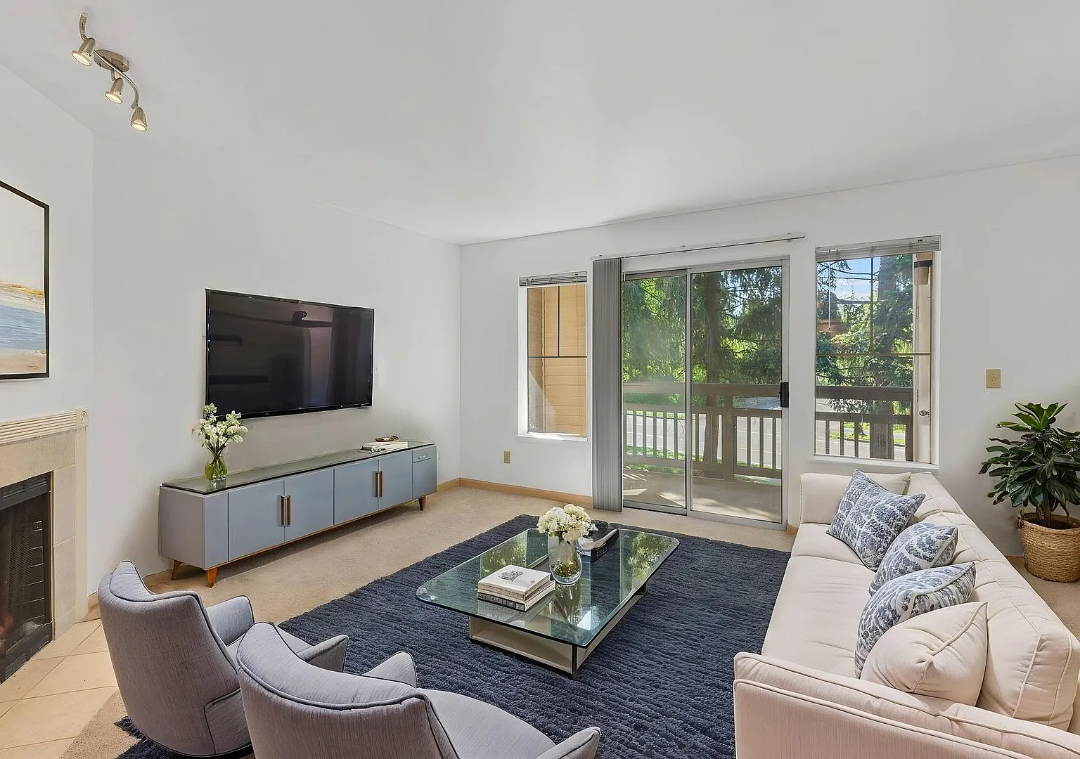 2 level condo, 3 decks, Stainless Appliances, 2 parking spots, Water, sewer, garbage included! — Photo 4