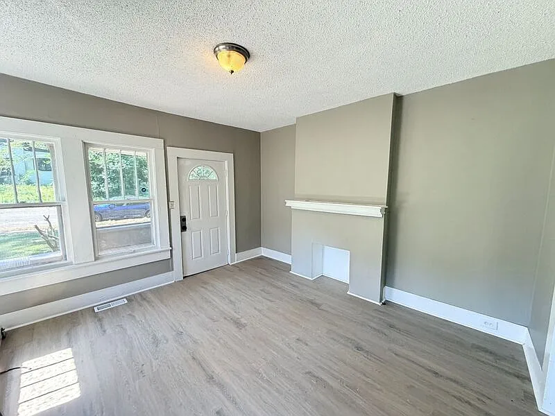 3 bed, 1.0 bath, 1344 sqft, $1,200 — Photo 3