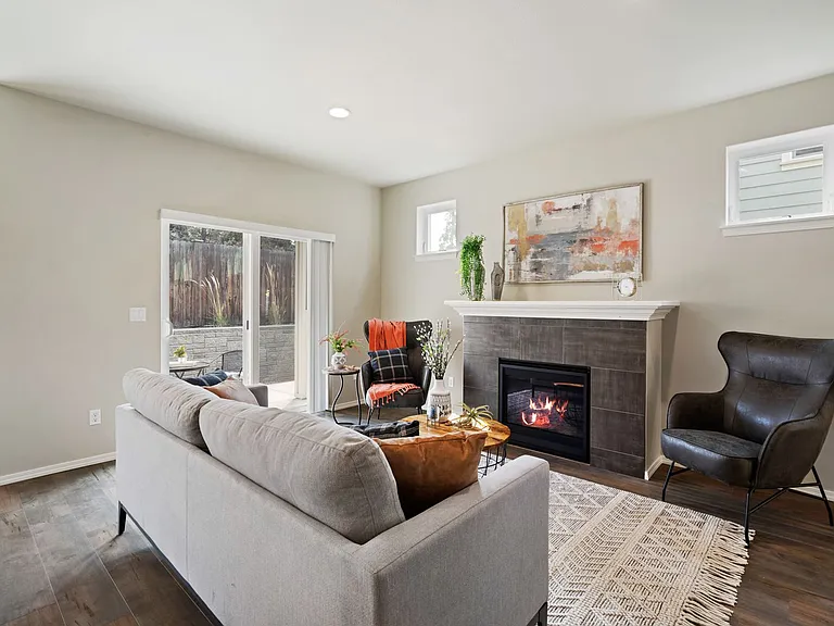 2358 NE 6th St #4 — Photo 4