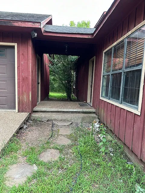 5 bed, 3000 sqft, $1,950 — Photo 2