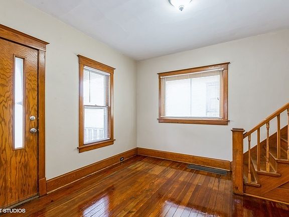 Beautiful woodwork and half-open staircase!