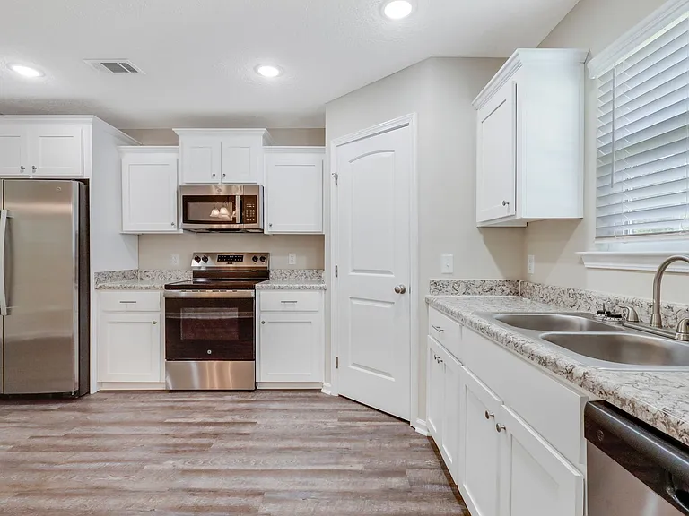 561 Church Cir — Photo 8