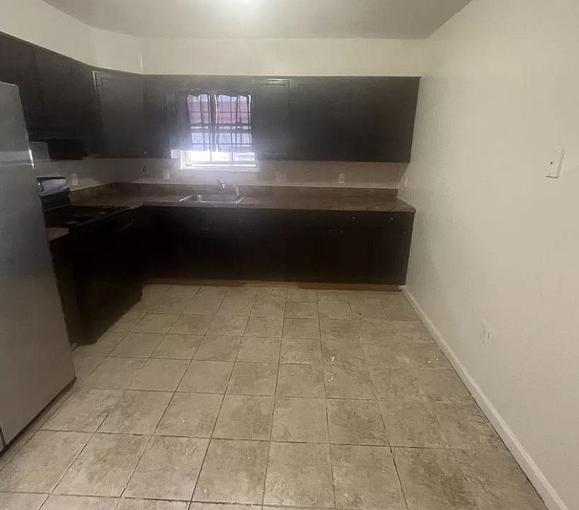 1st image of 882 S 17th St Floor 2