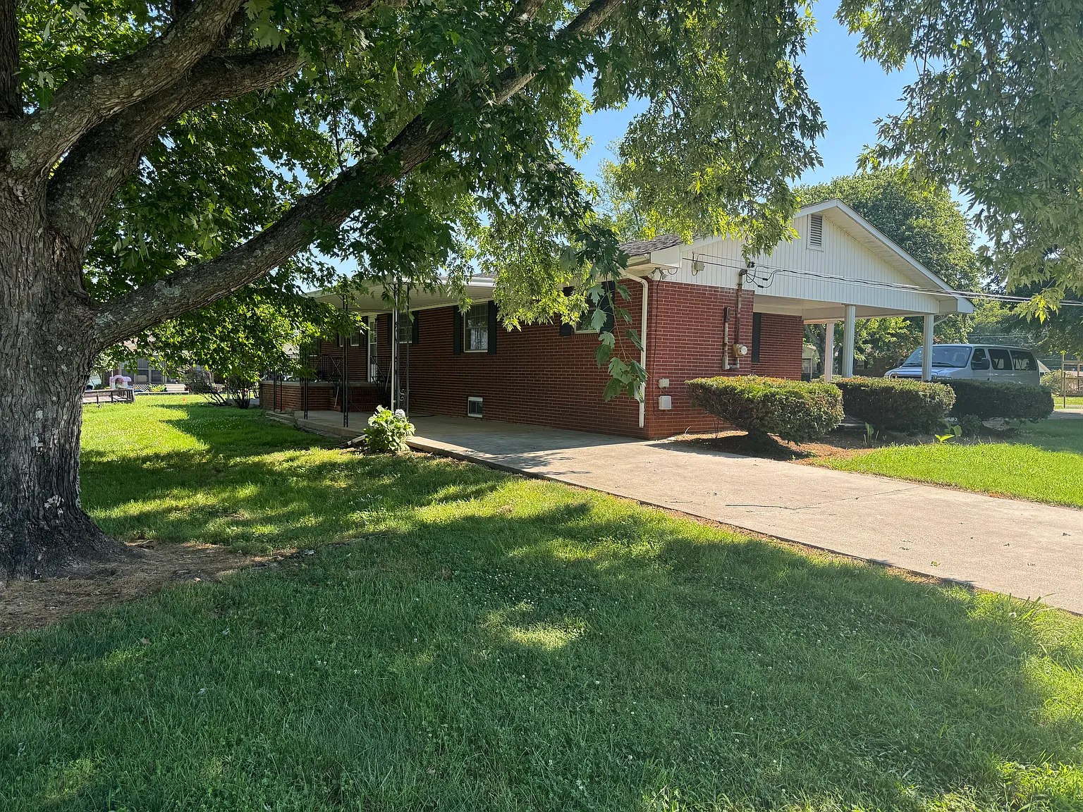 1050 Meek St — Photo 3