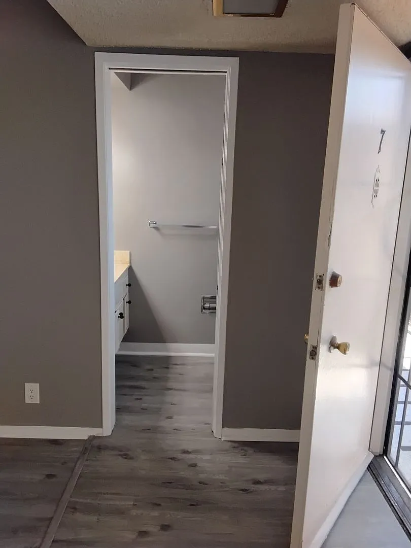 880 Victor Avenue — Photo 3