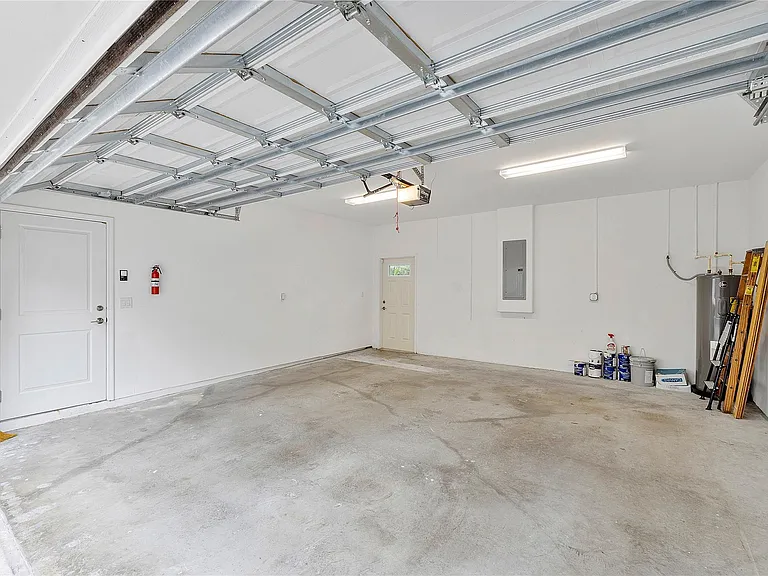 825 NE 17th Way — Photo 30