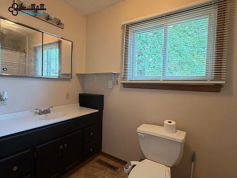 310 W Wishart St — Photo 8