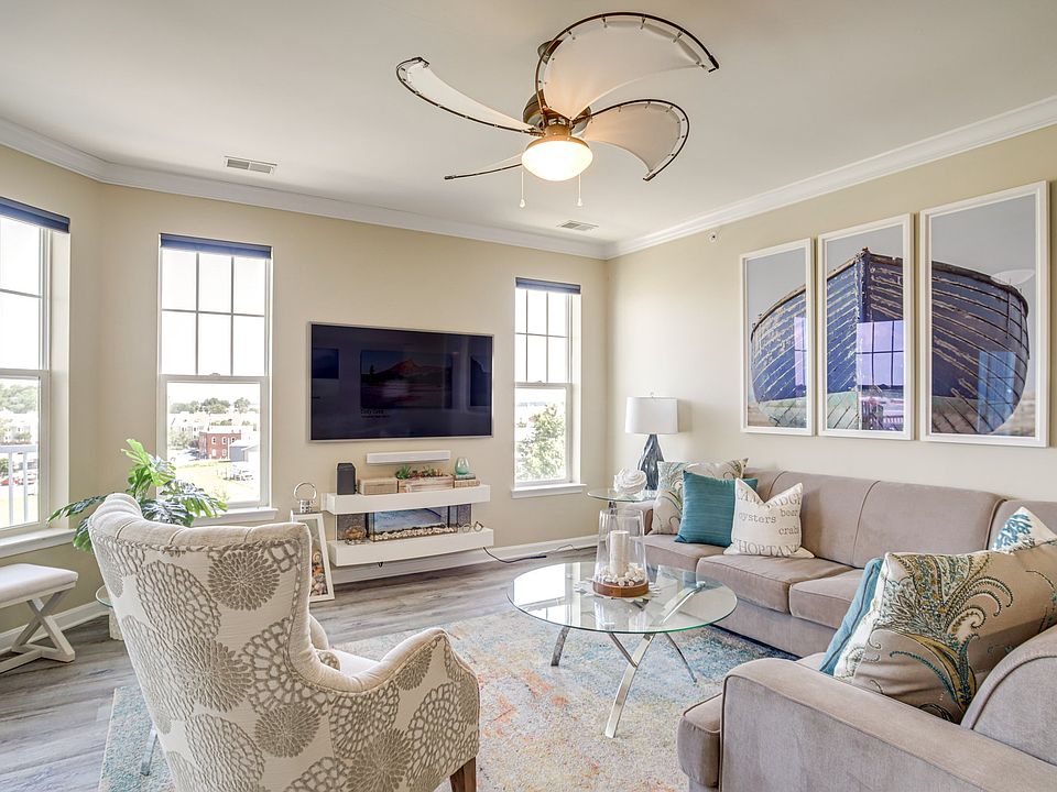 Kozy Waterfront Condo