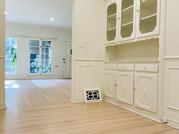 5th image of 2051 N Beachwood Dr