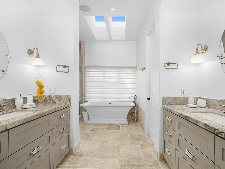 1070 Coronado Ave — Photo 44