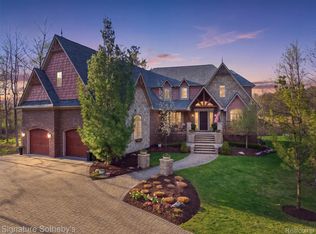 1595 Carriage Way, Rochester, MI 48307