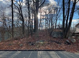 8 Carteret Rd, Hopatcong, NJ 07843