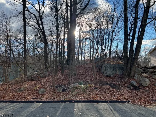 8 Carteret Rd, Hopatcong Boro, NJ 07843