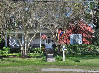 1401 E St, Floresville, TX 78114