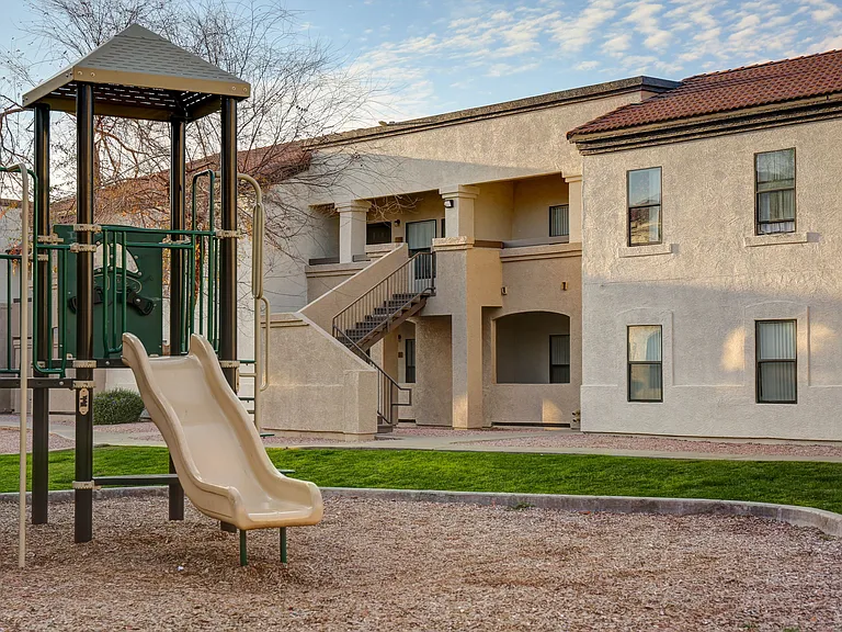 San Martin Apartments — Photo 10