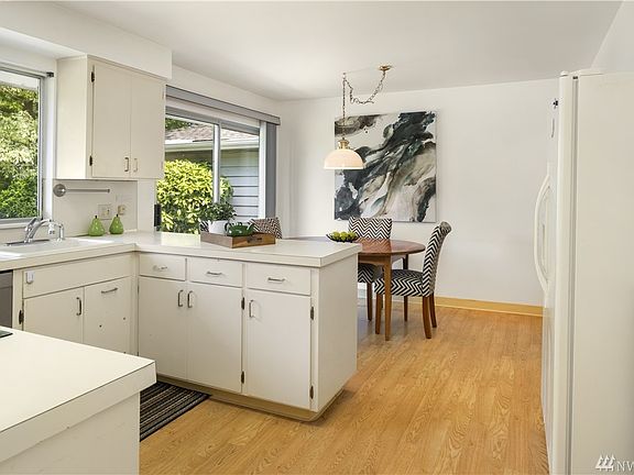 4th image of 2220 123rd Ave SE