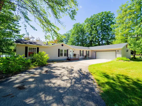 84 Thelen Dr, Gobles, MI 49055