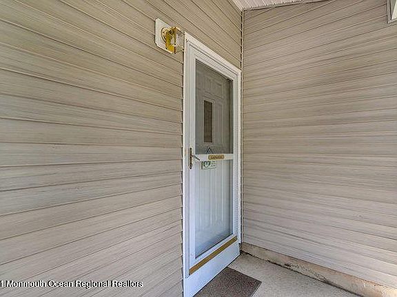 4th image of 61 Buckingham Dr