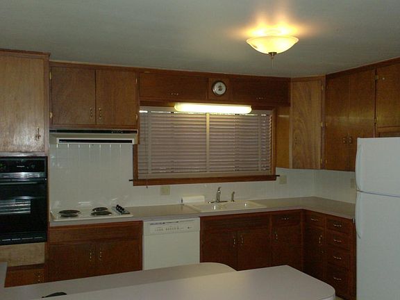 Breakfast bar and pantry