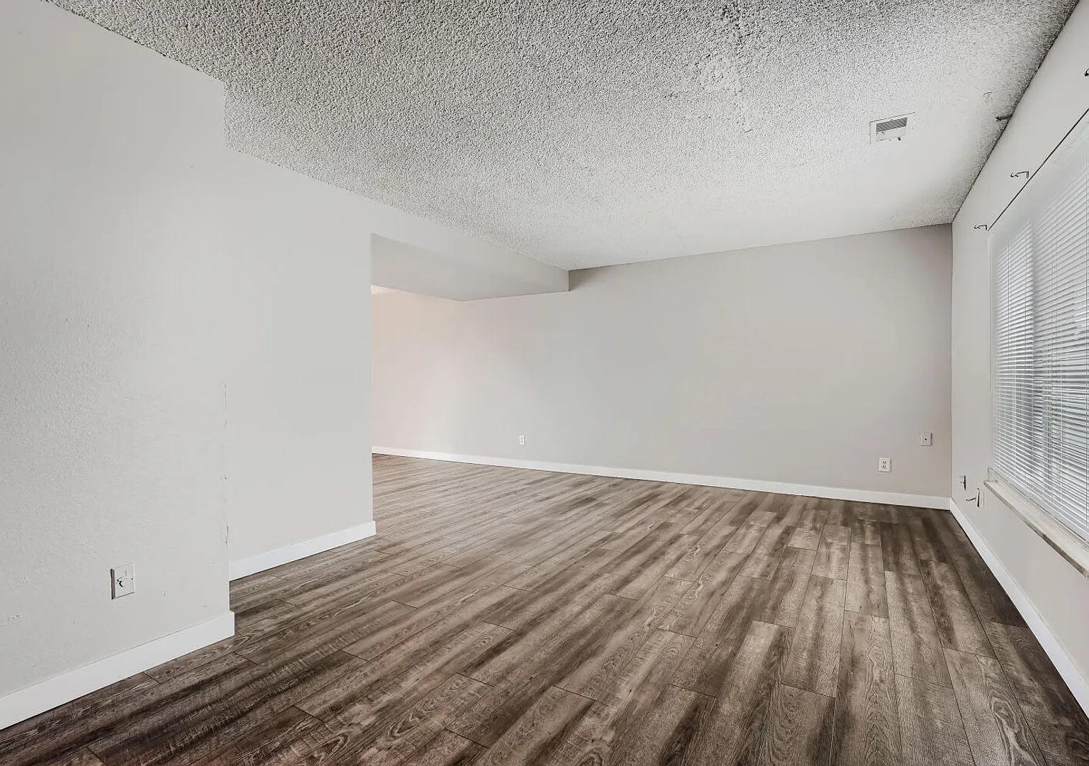 2 weeks free with lease signed and move-in occurs by 9/30/26! Updated 3 BD/ 1.5 BA Townhome in Au... — Photo 4