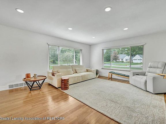 4th image of 1533 Cambridge Rd