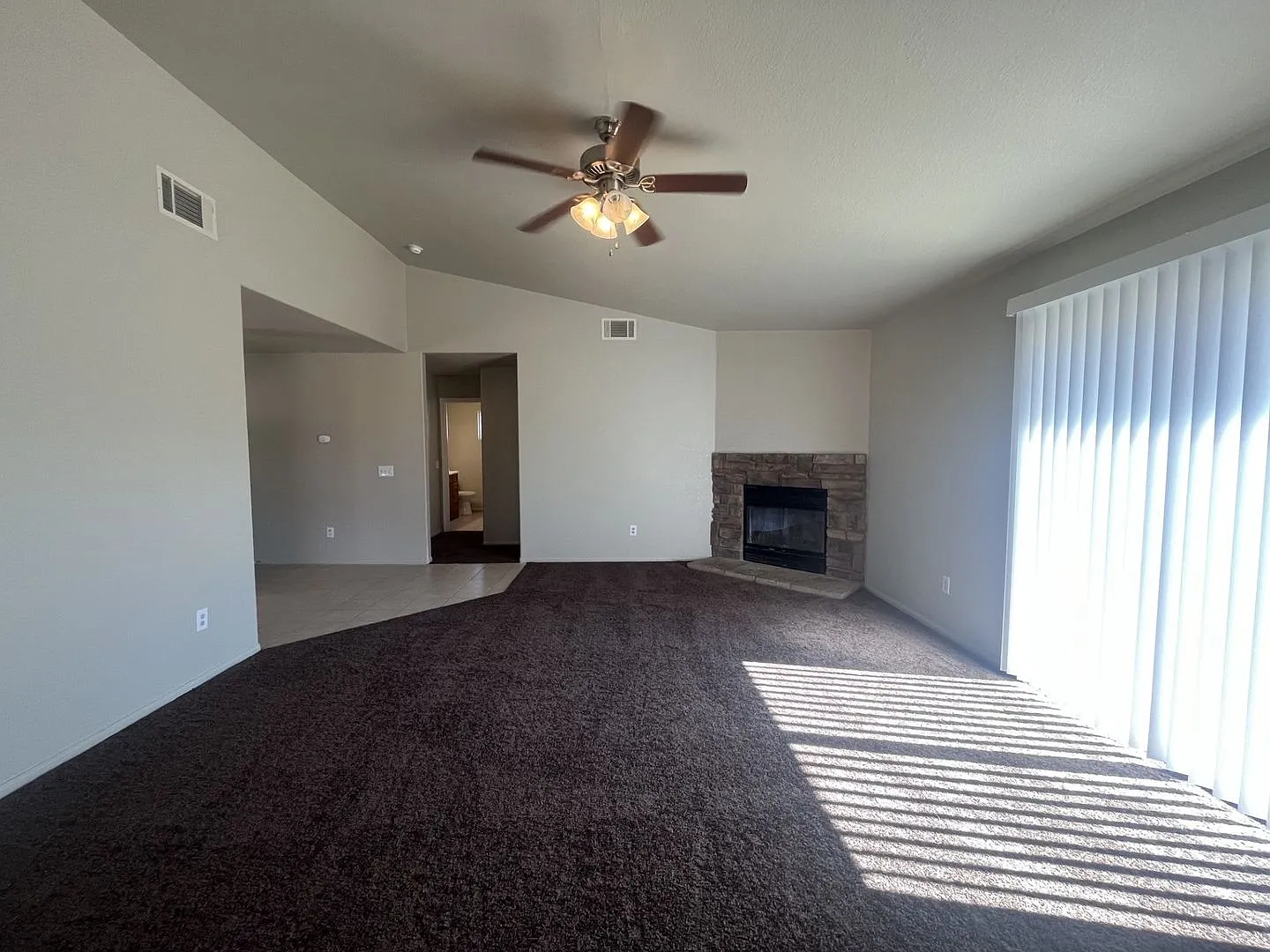 Spacious 3 Bedroom 2 Bathroom Home in CA City! — Photo 4
