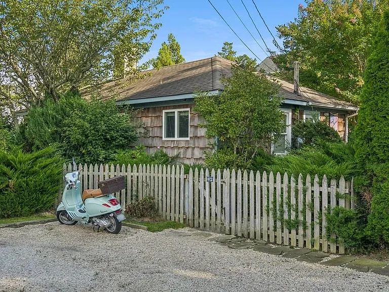 62 Middle Pond Rd — Photo 2