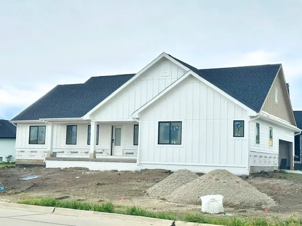 4324 Westgate Pkwy, Clive, IA 50325