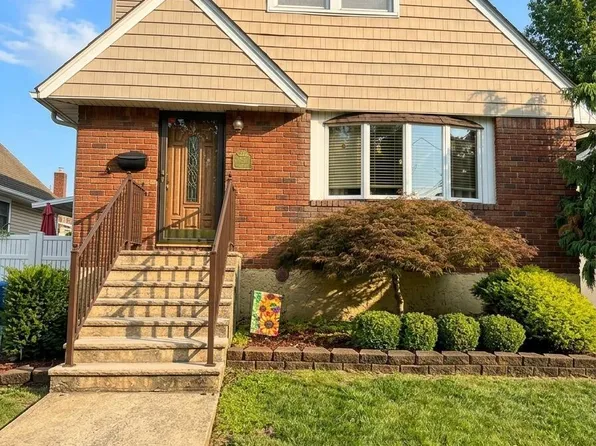 31 Kinghorn St, Staten Island, NY 10312