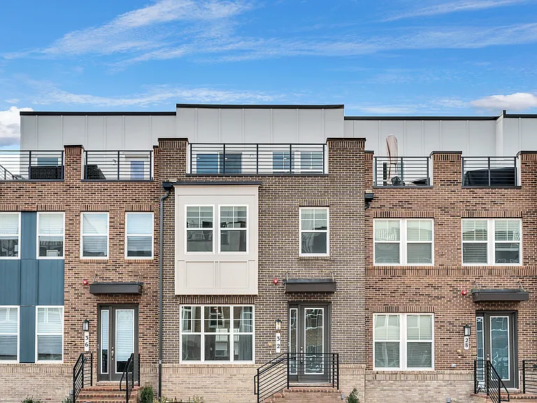 32 Bleeker Pl — Photo 1