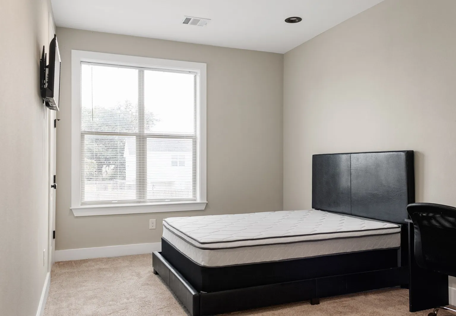 4 bed, 1450 sqft, $499 — Photo 1