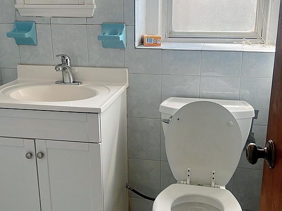 2nd image of 2528 Colden Ave APT 1