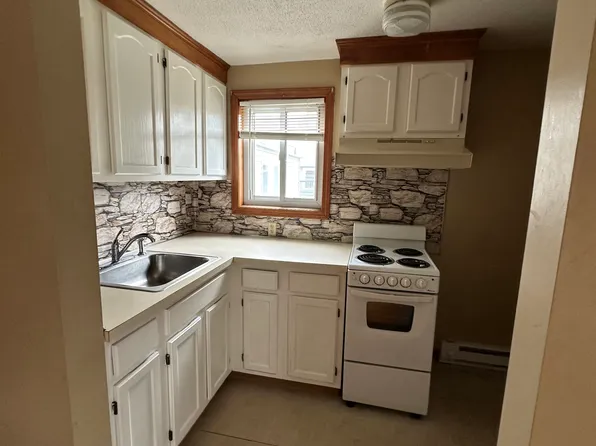 3 Muzzy St, Chicopee, MA
