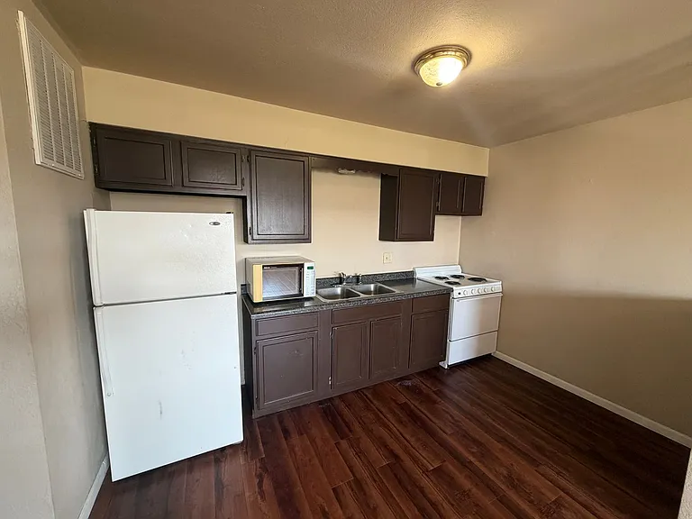 Caroline 8 Apartments — Photo 3