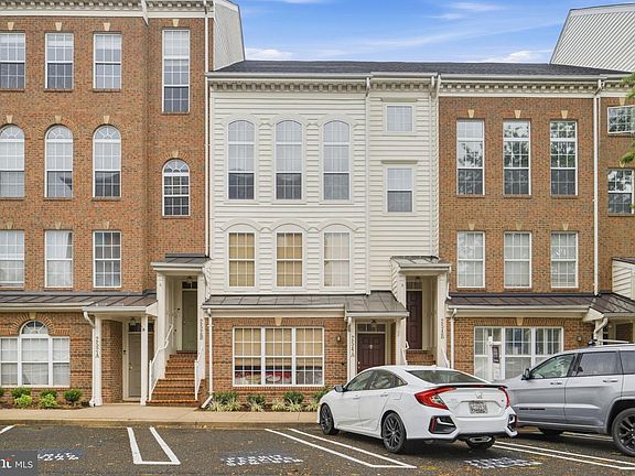 2nd image of 254 Market St E #254B