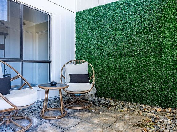 3rd image of 920 Scott St