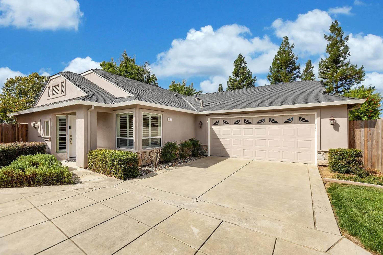 531 Village Dr photo 1