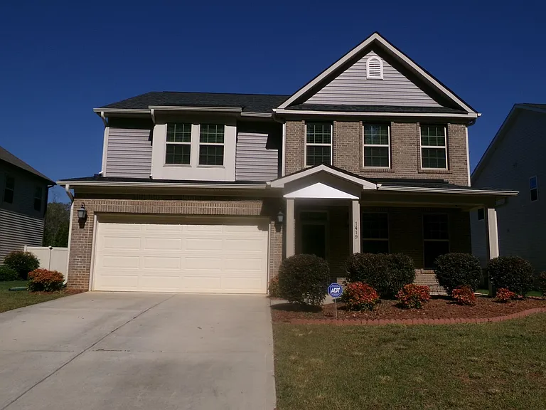 1419 Sawyer Ave — Photo 1