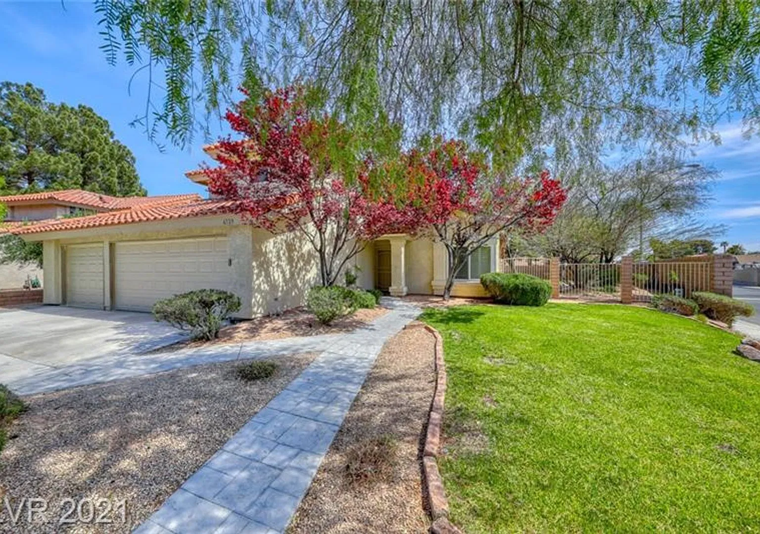 Gorgeous 4 bedroom home with large corner lot! — Photo 2
