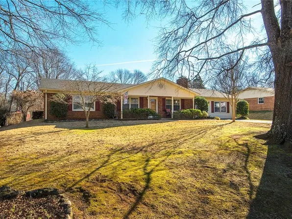 483 Pine Forest Dr, Kernersville, NC 27284