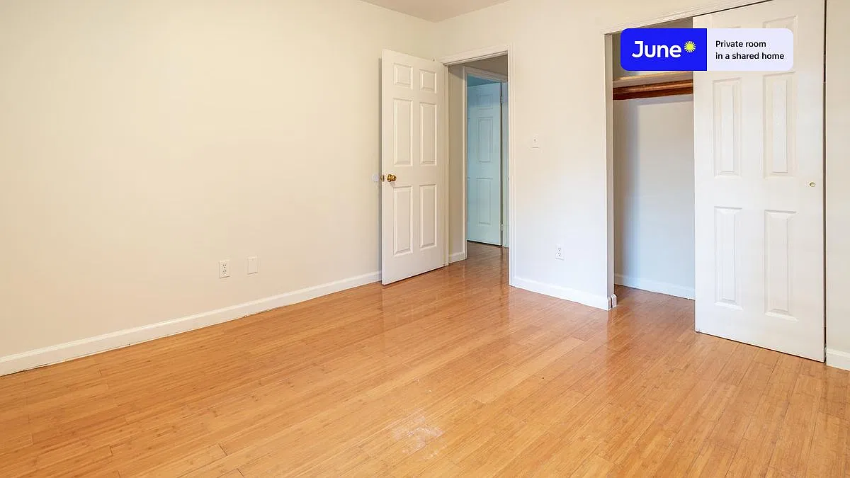 Queen bedroom in 4 bed/2 bath home in Flatbush #1647 C — Photo 4