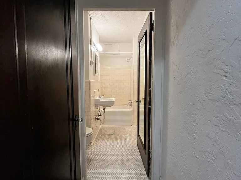 King Edward Annex Apartments — Photo 30