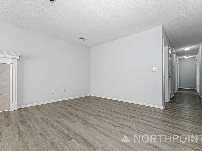 305 NW Woodbury Dr — Photo 5