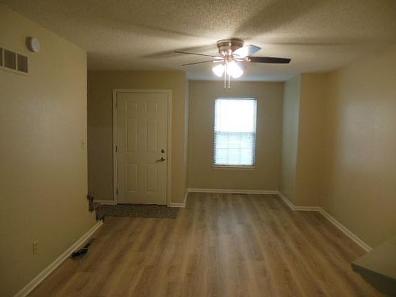 2nd image of 605 NE English Manor Dr APT B