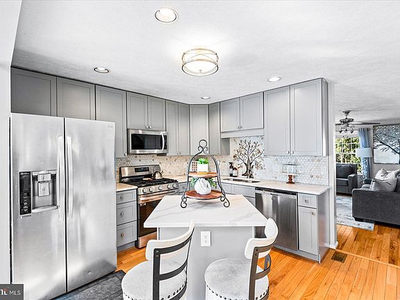 4th image of 525 Clint Ln