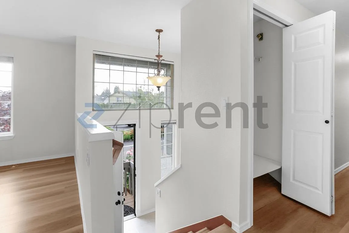 3 bed, 2.5 bath, 1680 sqft, $3,218 — Photo 3