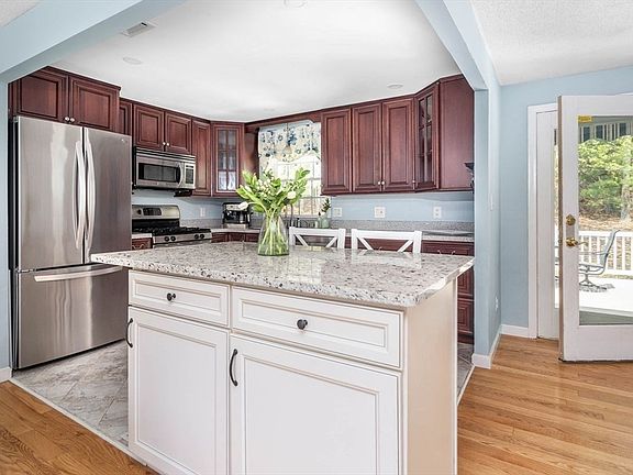 5th image of 22 Ashberry St