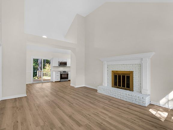 4th image of 2625 Windsor Ln N